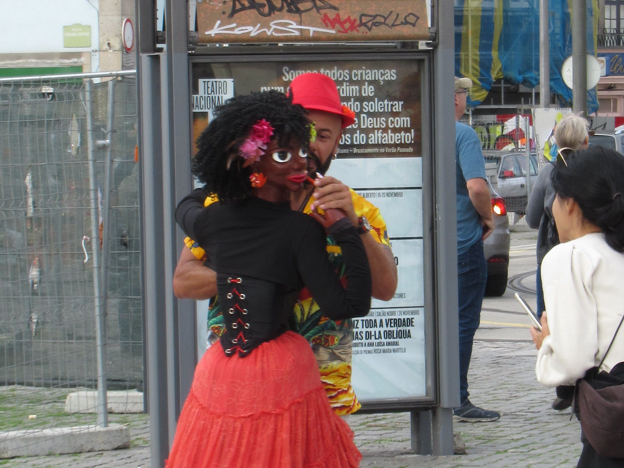 Danseur avec une poupée dans la rue à Porto