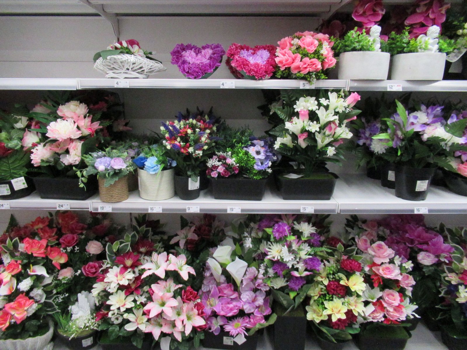 Rayonnage de fleurs artificielles en magasin