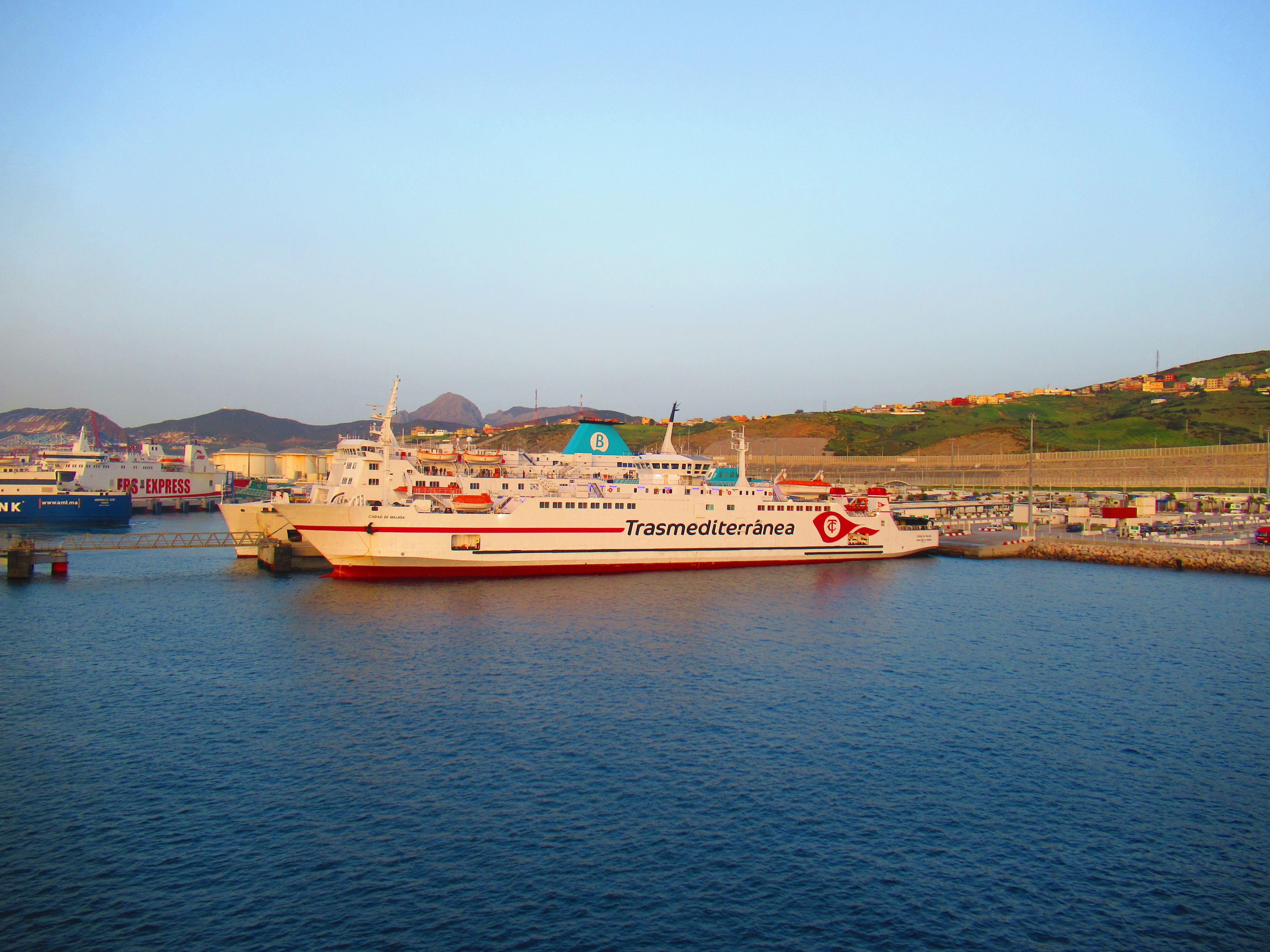 Transmediterranea à quai au port de Tanger