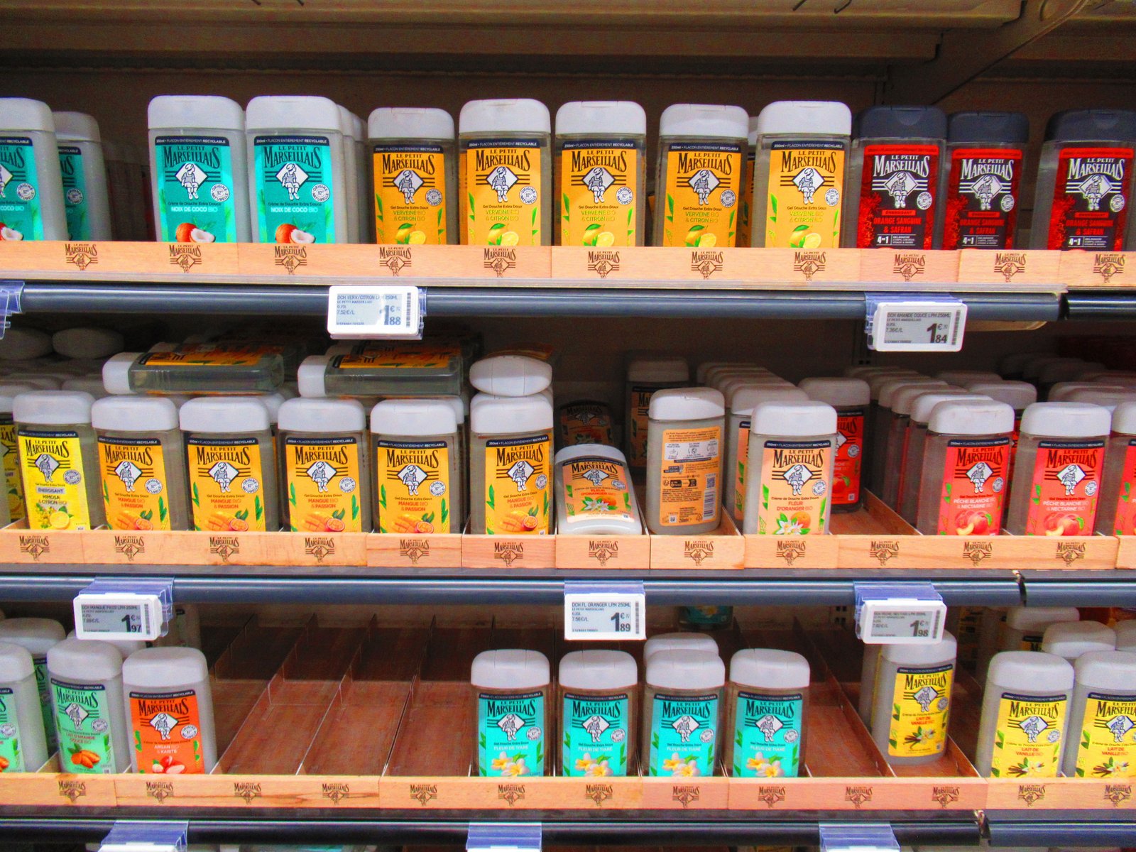 Gamme de savons de la marque Le Petit Marseillais en rayon dans un supermarché photo gratuite