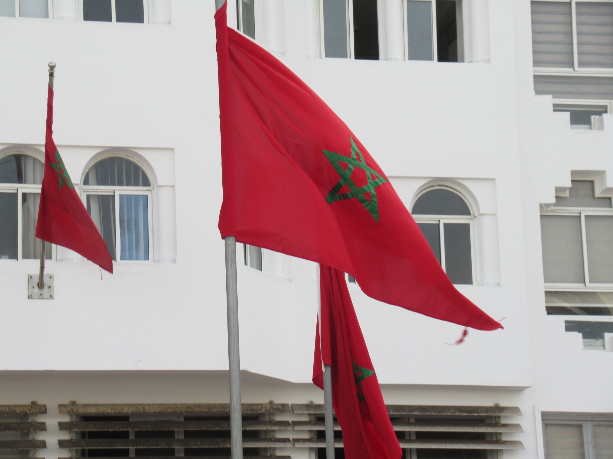 Plusieurs drapeaux du Maroc suspendus photo gratuite - Mehrere marokkanische Flaggen hängen kostenloses Foto