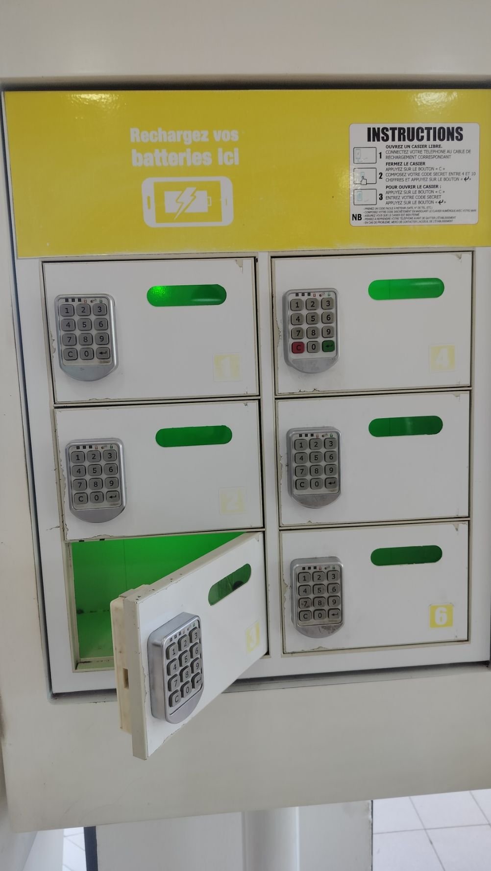 Une station de recharge pour téléphones portables avec des casiers sécurisés par code, photo gratuite