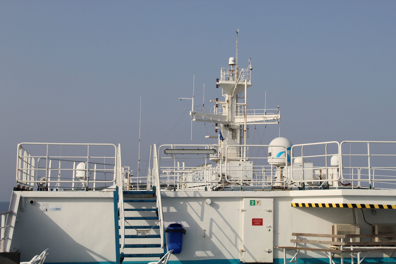 Le pont supérieur et la superstructure d'un navire, photo gratuite