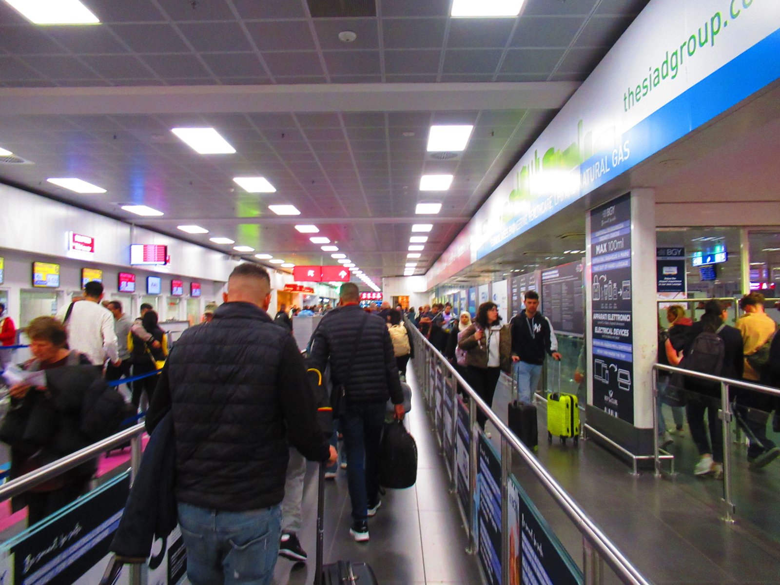 Voyageurs en file d'attente dans un aéroport à Milan Lombardie photo gratuite