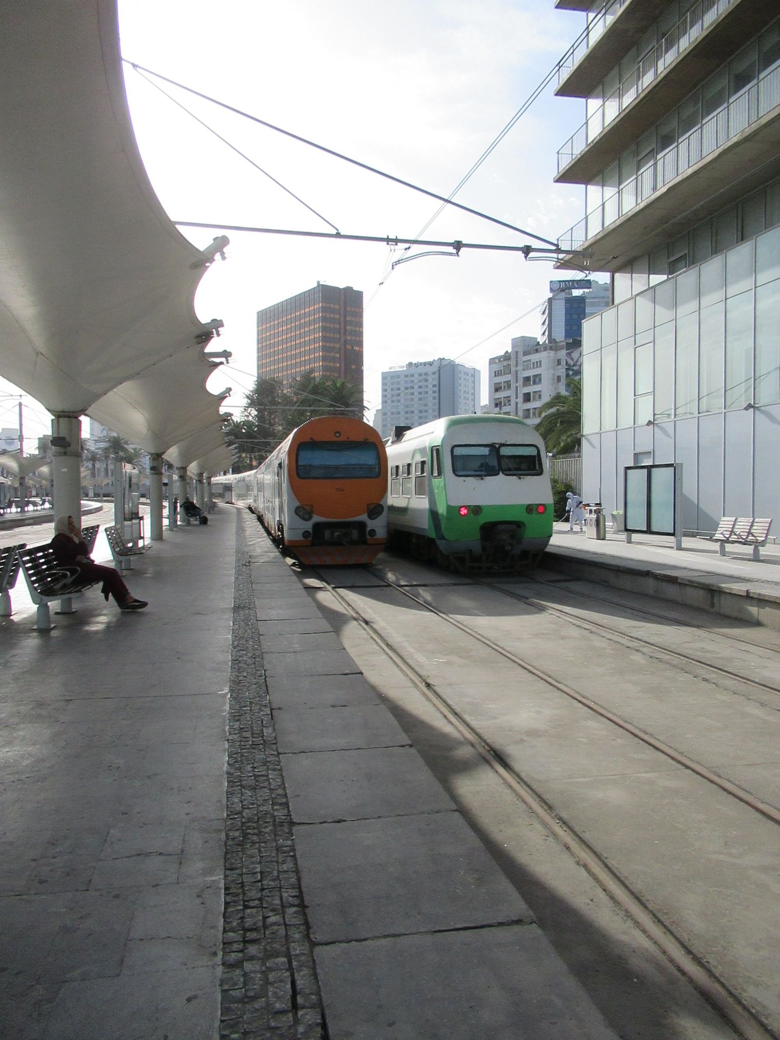Deux Trains Navettes Rapides à la gare de Casa-Port à Casablanca au Maroc