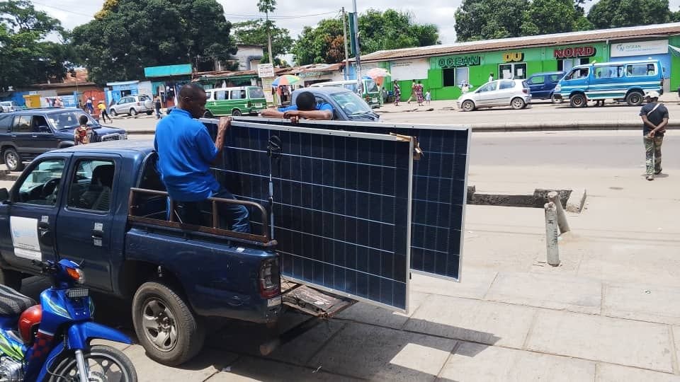 Un véhicule transportant des panneaux solaires photo gratuite
