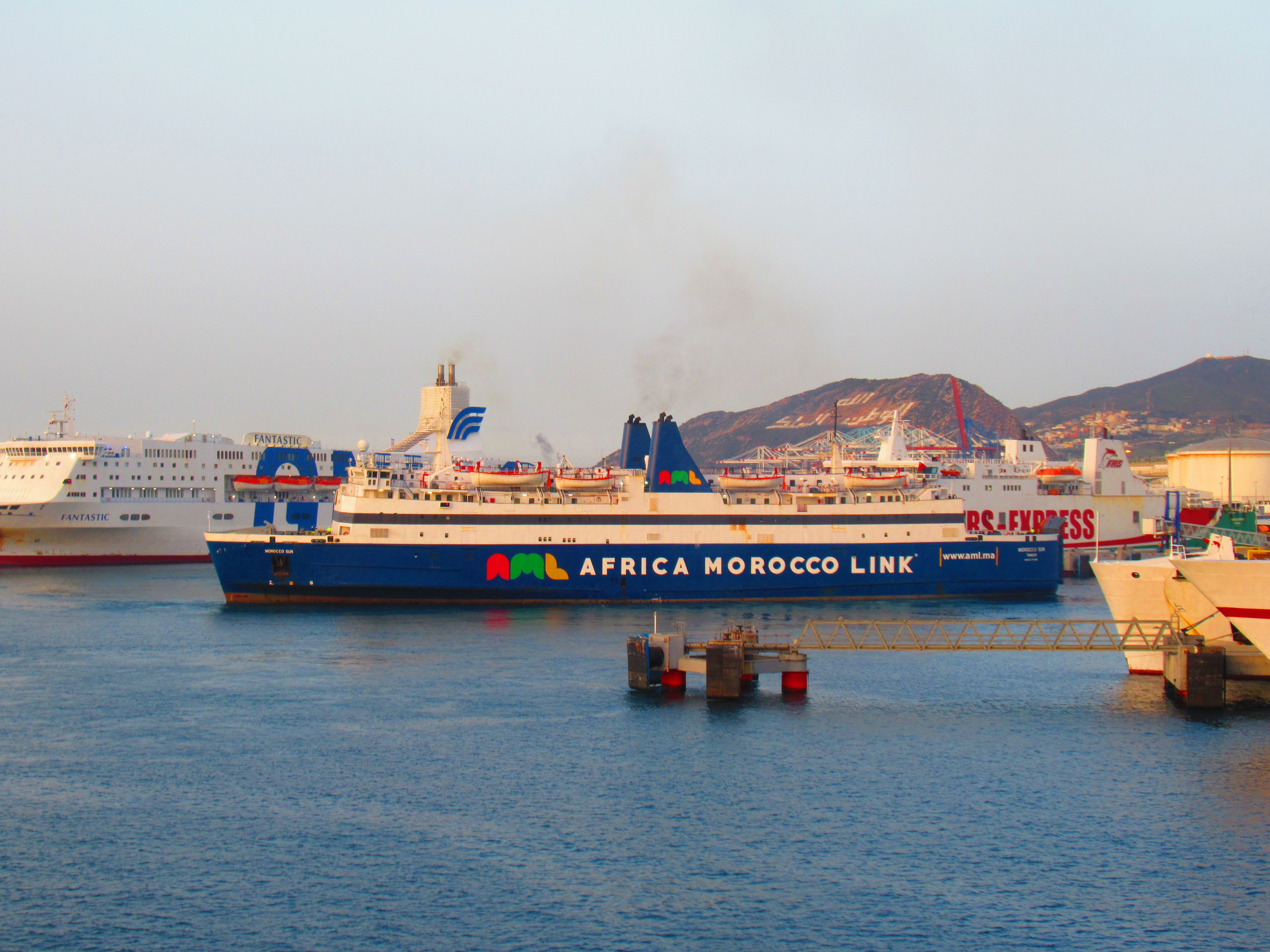 Bateau Africa Morocco Link à quai au port de Tanger Med