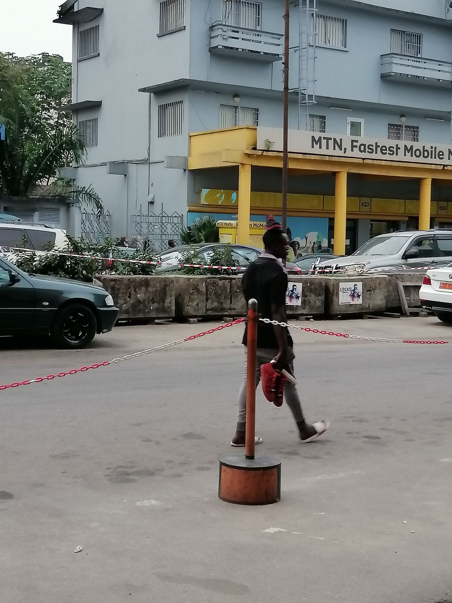 Vendeur de chaussures ambulant au Cameroun