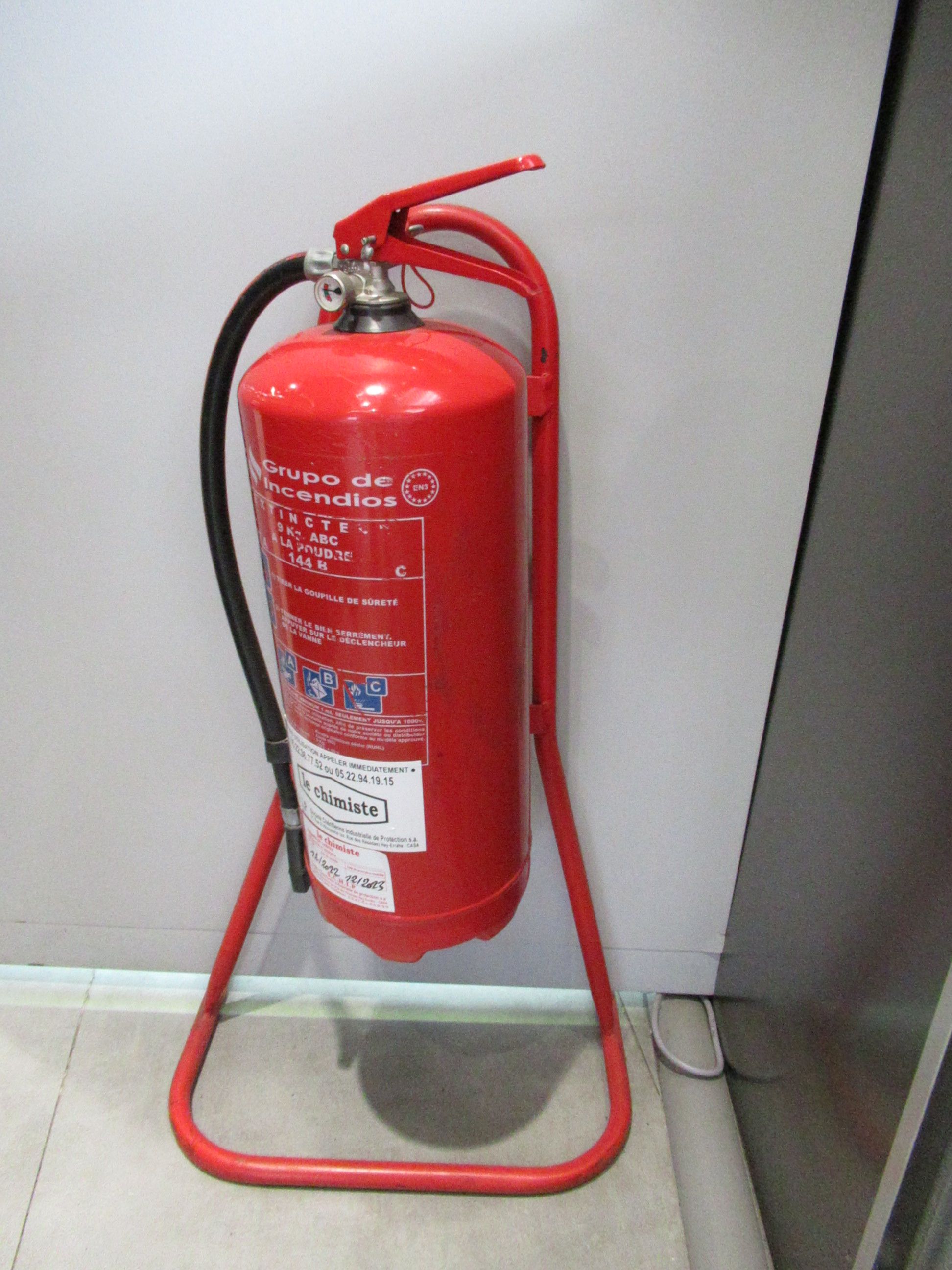 Extincteur à pression permanente à poudre