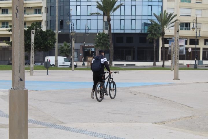 Une personne en train de faire du vélo photo gratuite