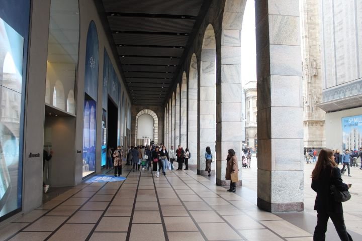 La Galleria Vittorio Emanuele II à Milan, en Italie, l'une des plus anciennes galeries marchandes actives d'Italie et un monument majeur de Milan, photo gratuite
