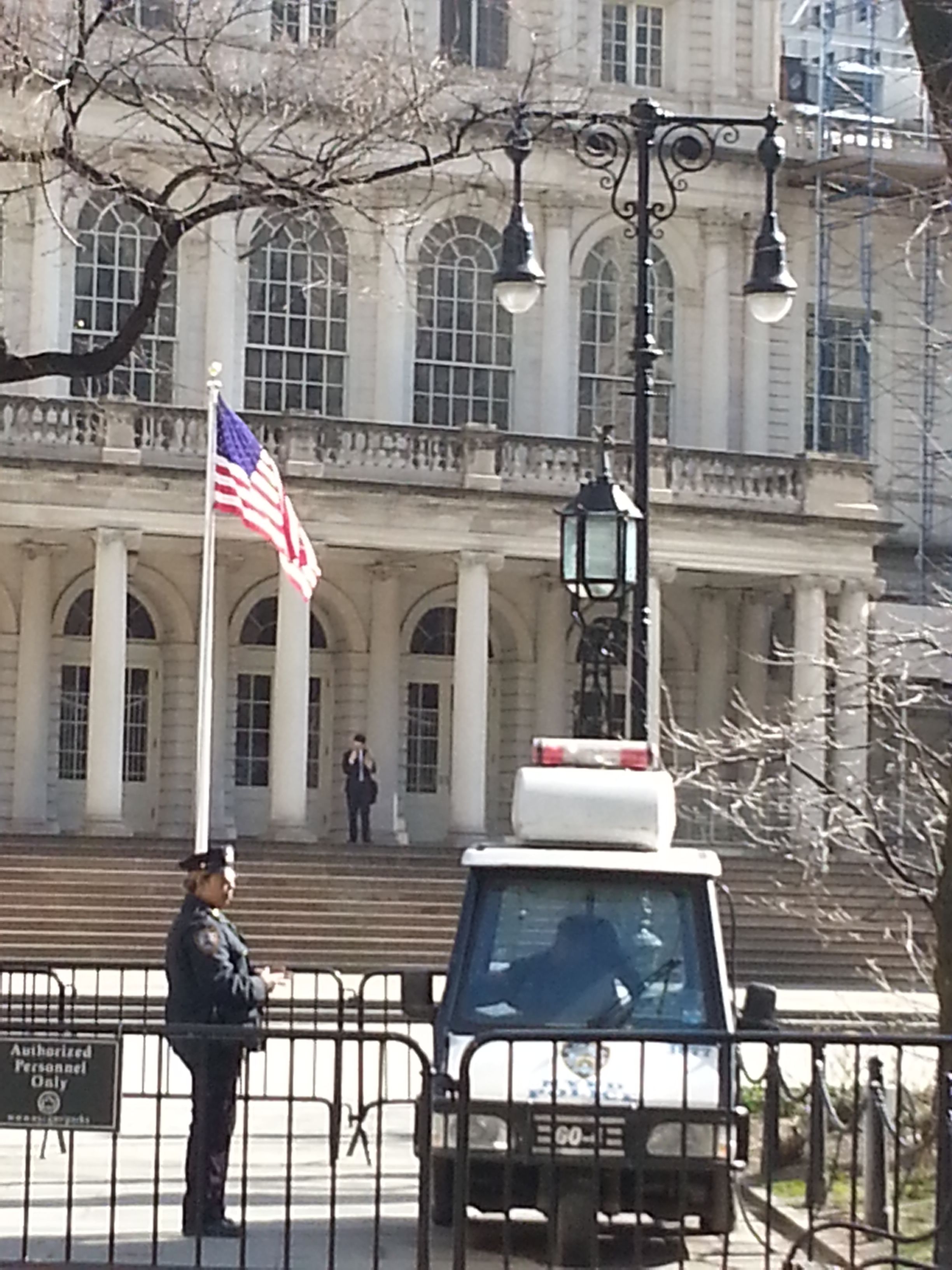 Le drapeau des Etats-Unis dans la cour de l'hôtel de ville de New-York, siège du gouvernement de la ville de New-York aux Etats-Unis photo gratuite