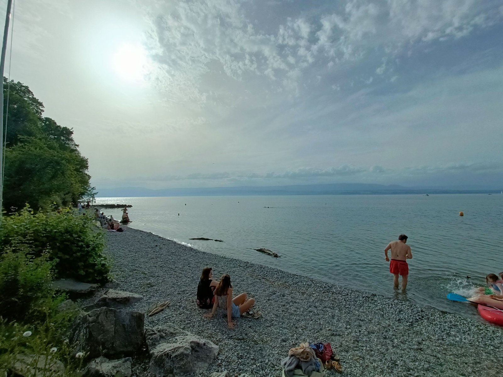 Des personnes à la plage, photo gratuite