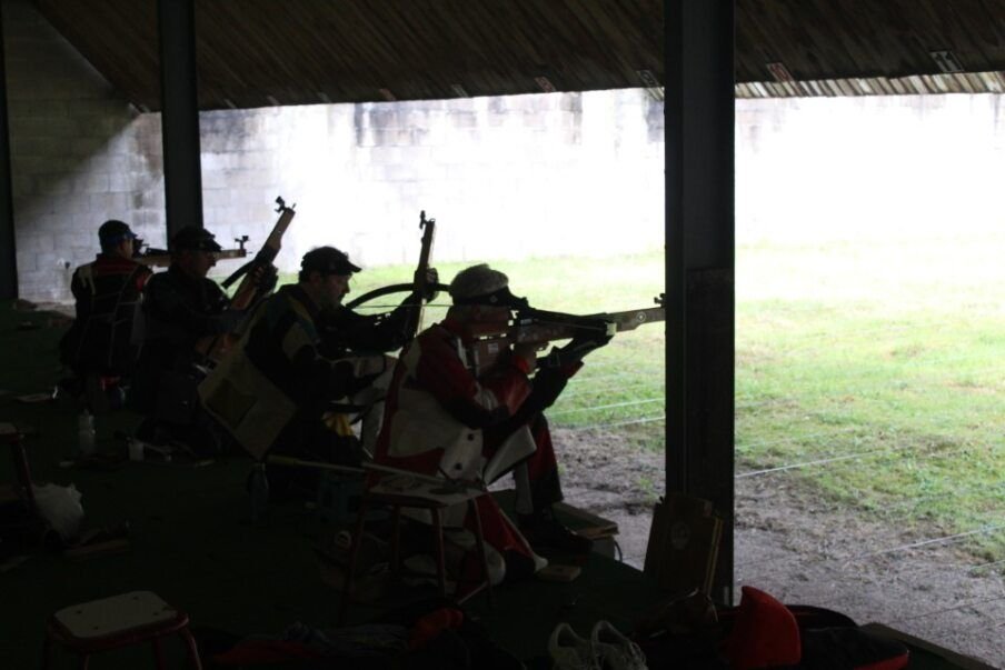 Tireurs à l’arbalète en action photo gratuite