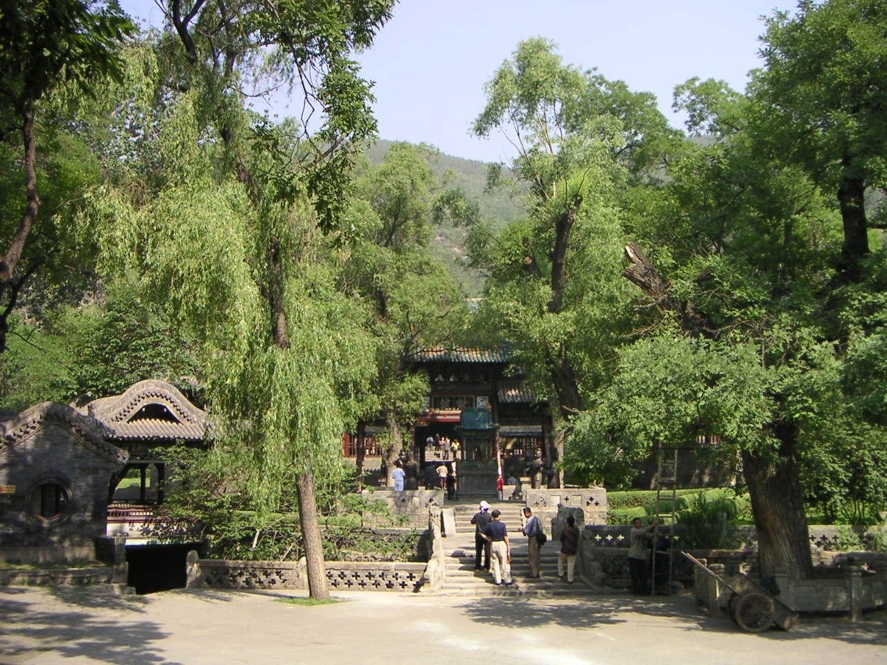 Arbres devant le temple chinois, visite des personnes au temple, Asie photo gratuite