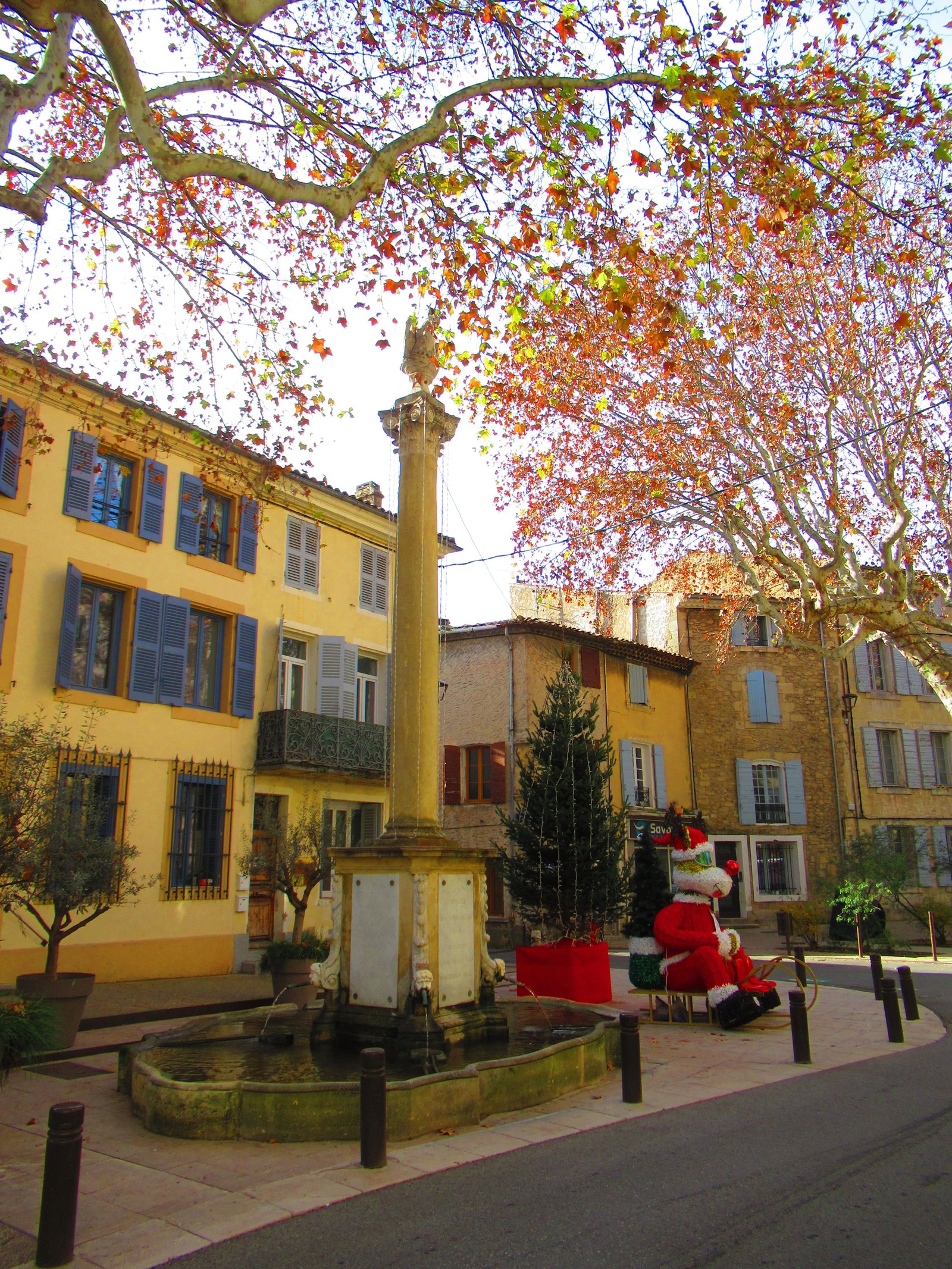 Fontaine du Pélican dans la ville de Pelissanne avec décoration de noël photo gratuite
