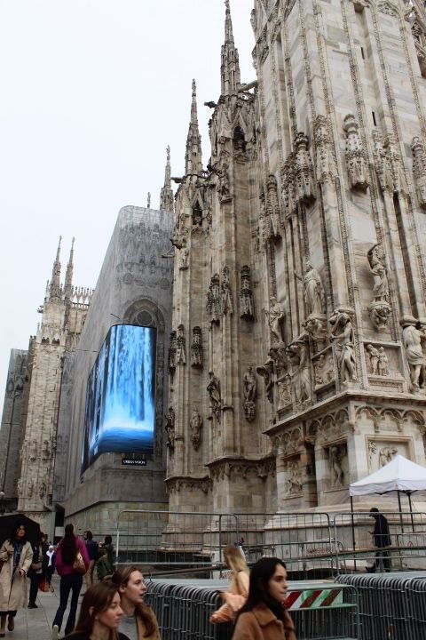 La cathédrale de Milan, Duomo di Milano, un écran géant affichant une cascade, installé sur la façade, photo gratuite