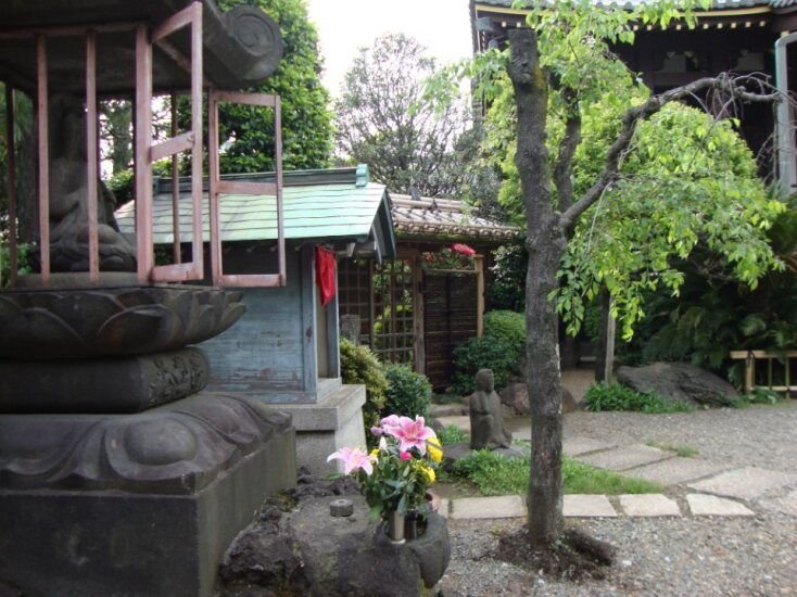 Cabanes sacrées dans le jardin zen photo gratuite