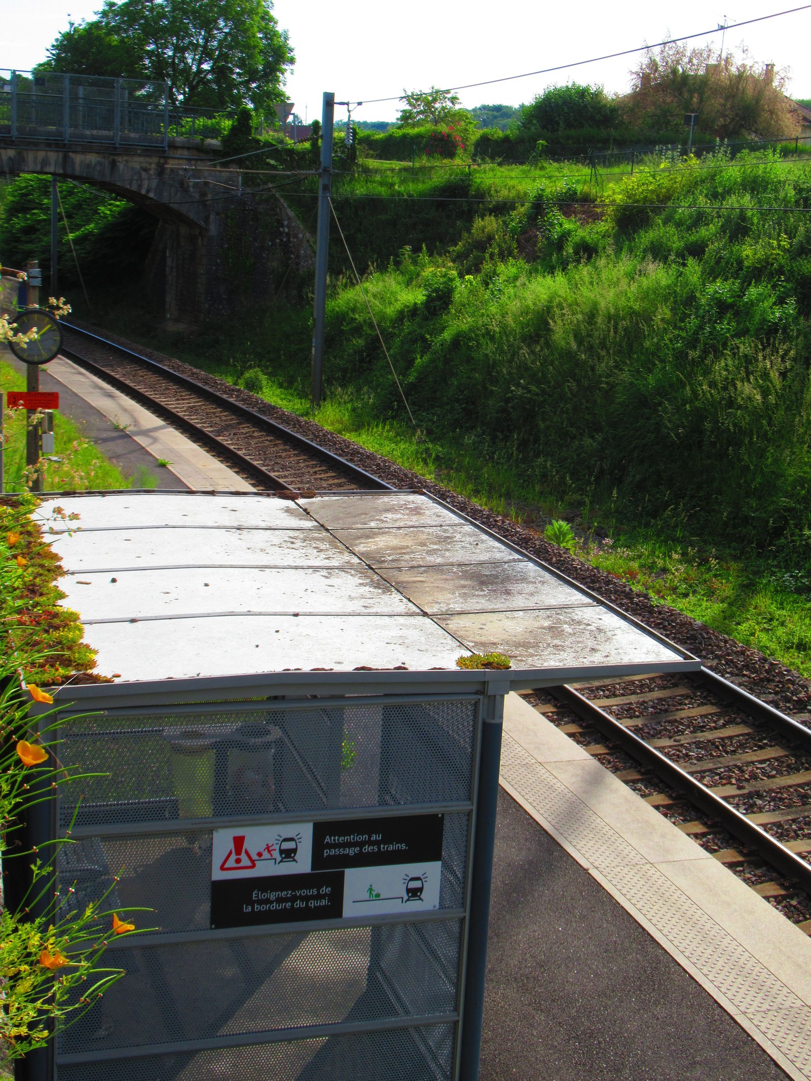 Une petite gare, avec des voies ferrées et un quai, photo gratuite