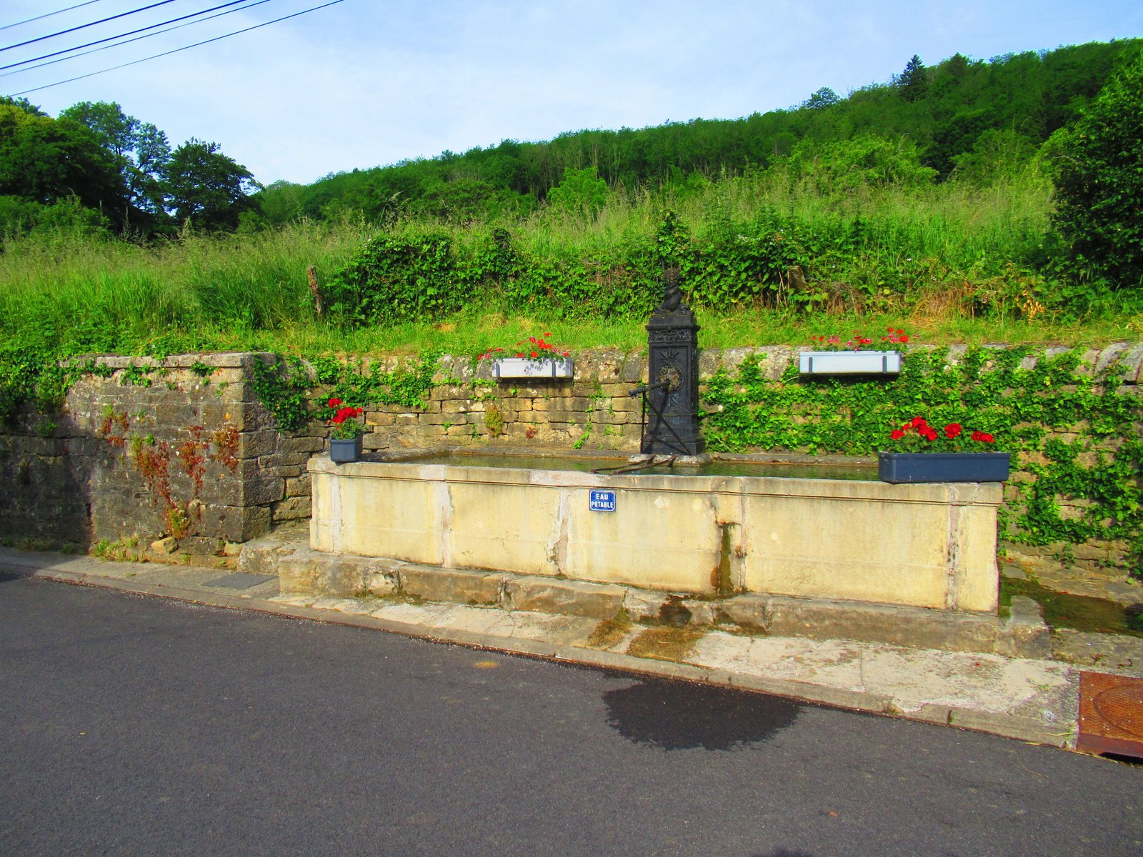 Une fontaine publique située la commune de Saint Lothain dans le Jura, photo gratuite