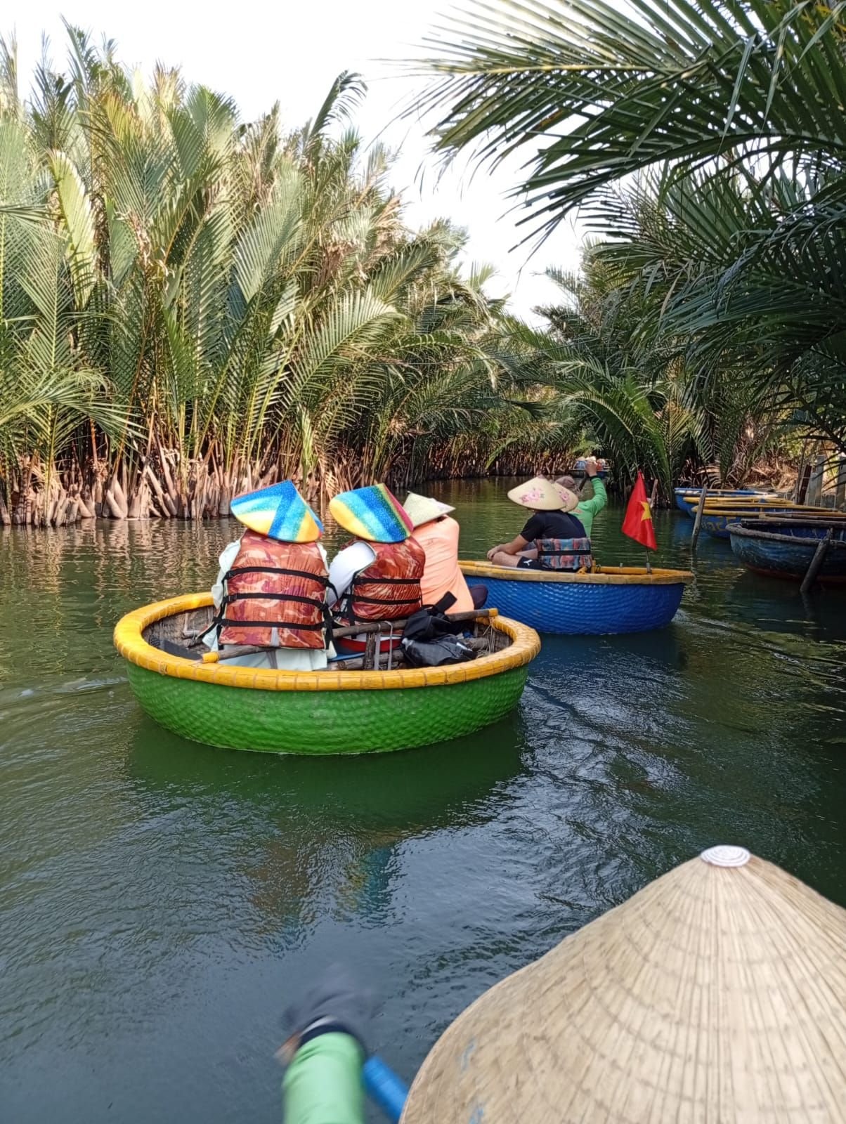 Touristes naviguant dans un bateau-panier traditionnel vietnamien, photo gratuite
