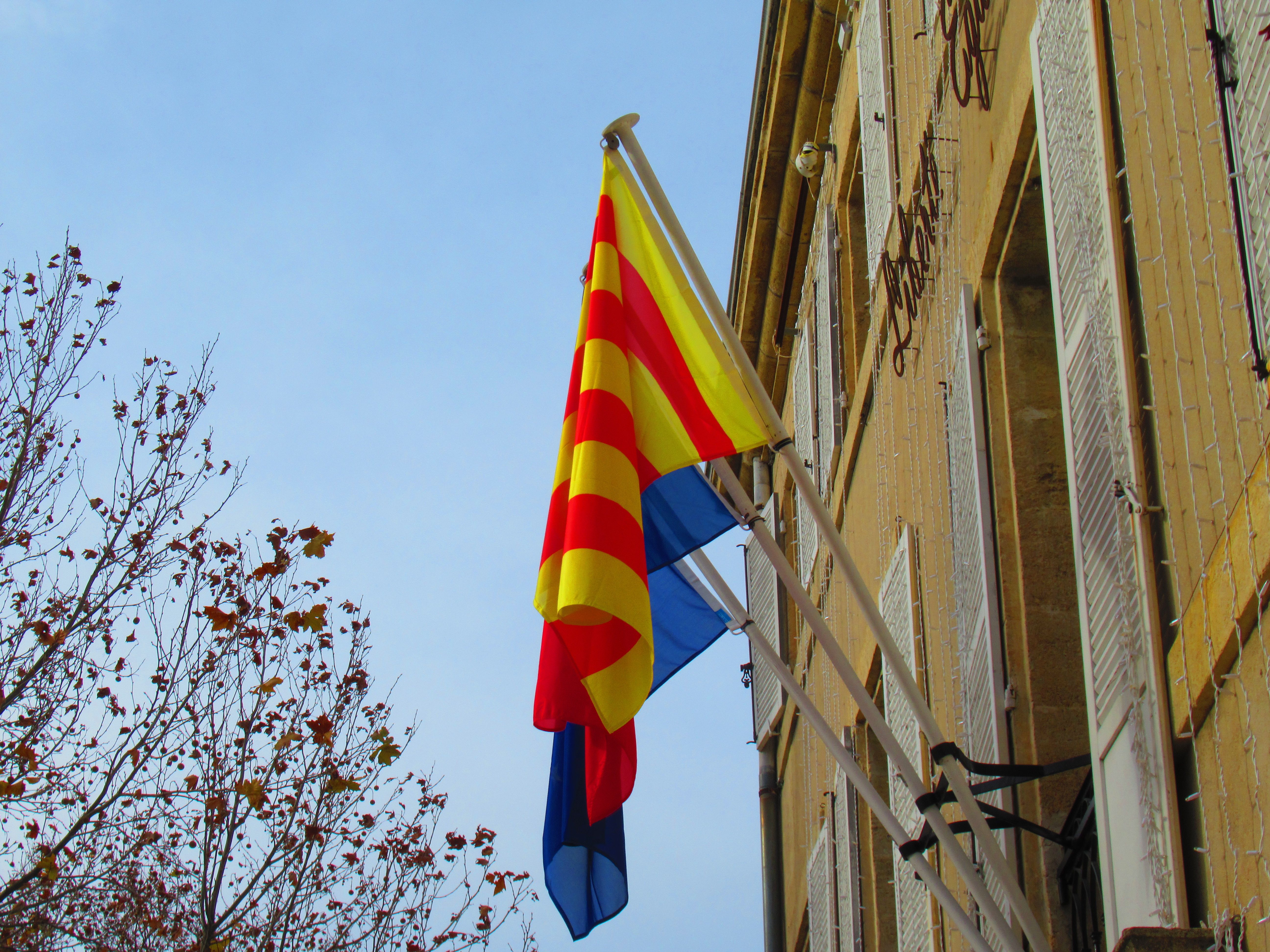 Vue du balcon de la Mairie avec des drapeaux suspendus à la grille et drapeau de la Catalogne photo gratuite - Blick vom Balkon des Rathauses mit Flaggen, die am Geländer hängen, und der Flagge Kataloniens, kostenloses Foto