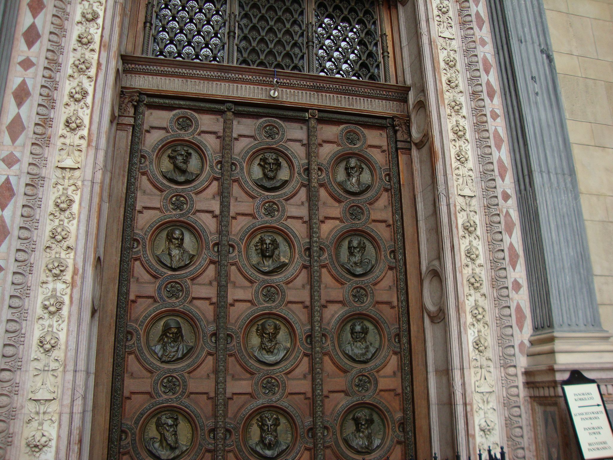Porte principale de la Basilique Saint-Etienne de Budapest