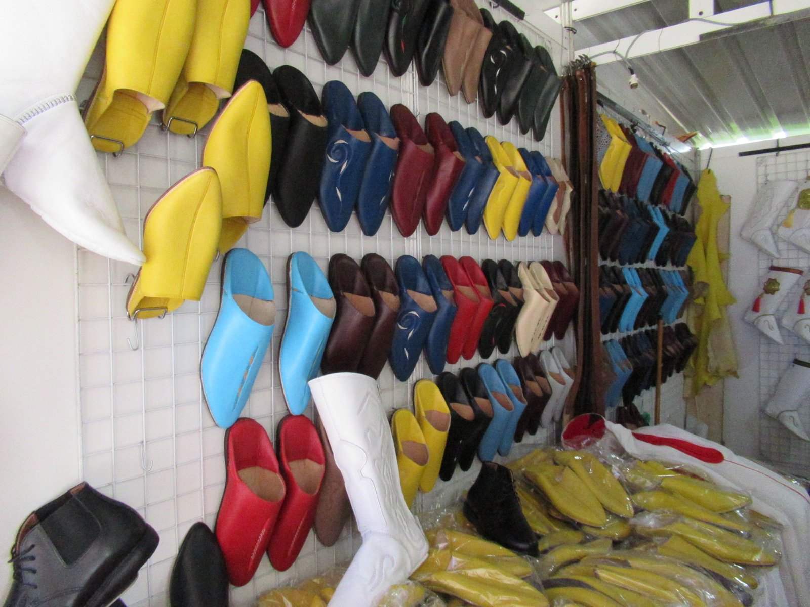 babouches traditionnelles marocaines portées par les cavaliers du Maroc lors de la célébration d'un Salon du cheval