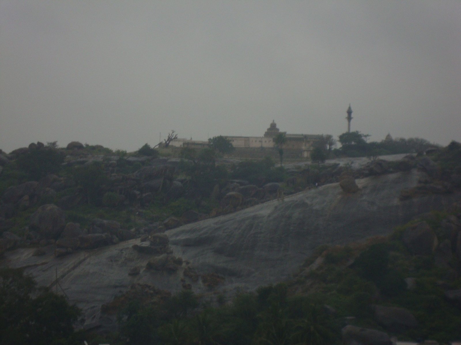 Un bâtiment situé sur une colline, photo gratuite