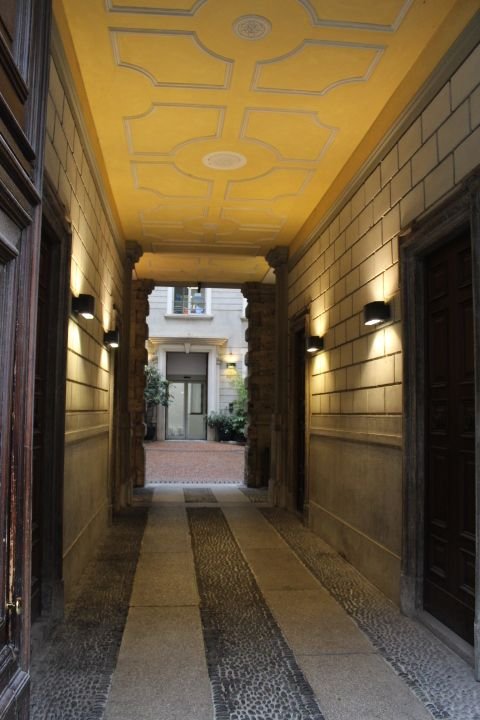 Un couloir typique d'un immeuble menant à une cour intérieure, photo gratuite