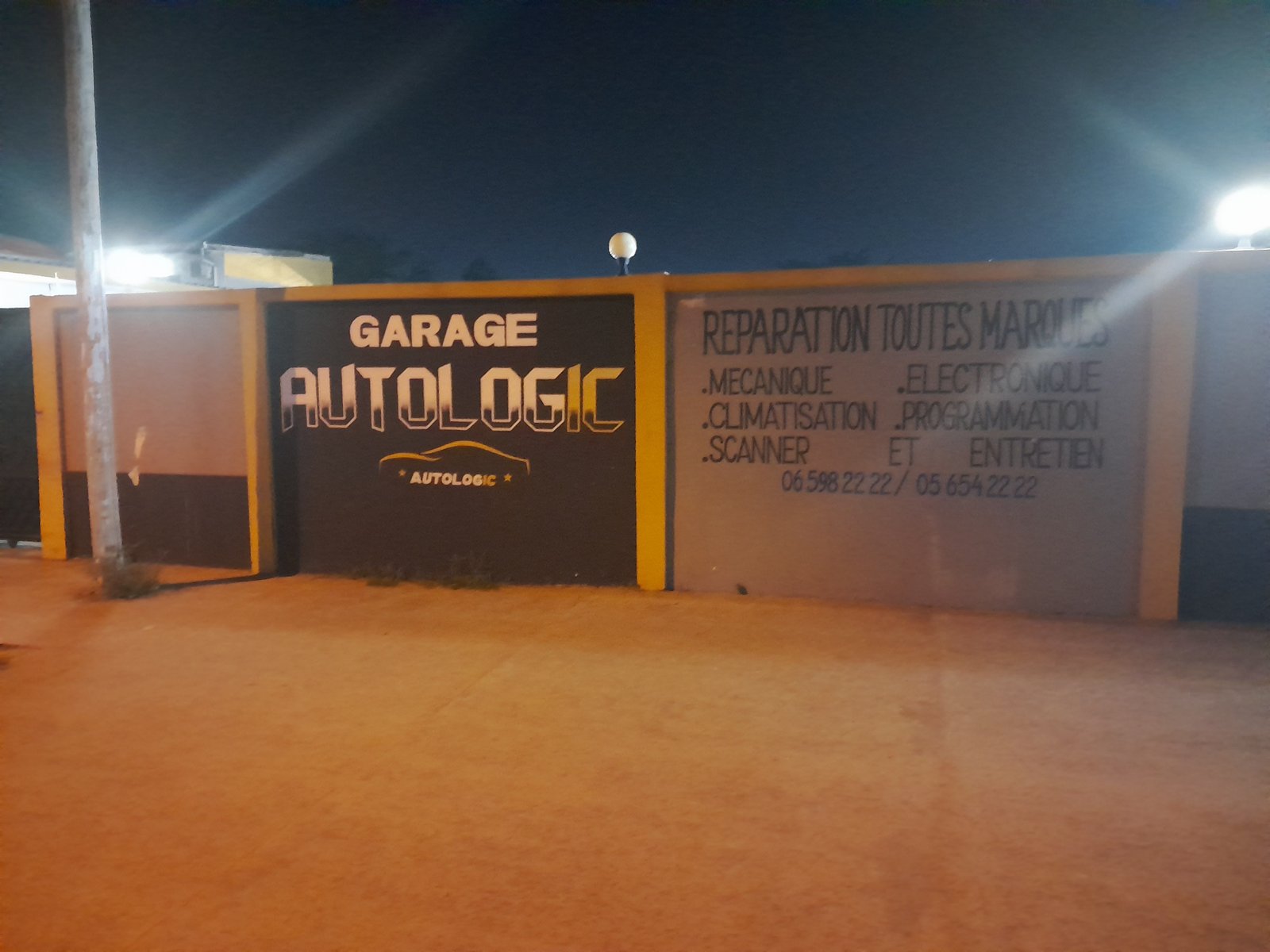 Garage autologic éclairé la nuit photo gratuite