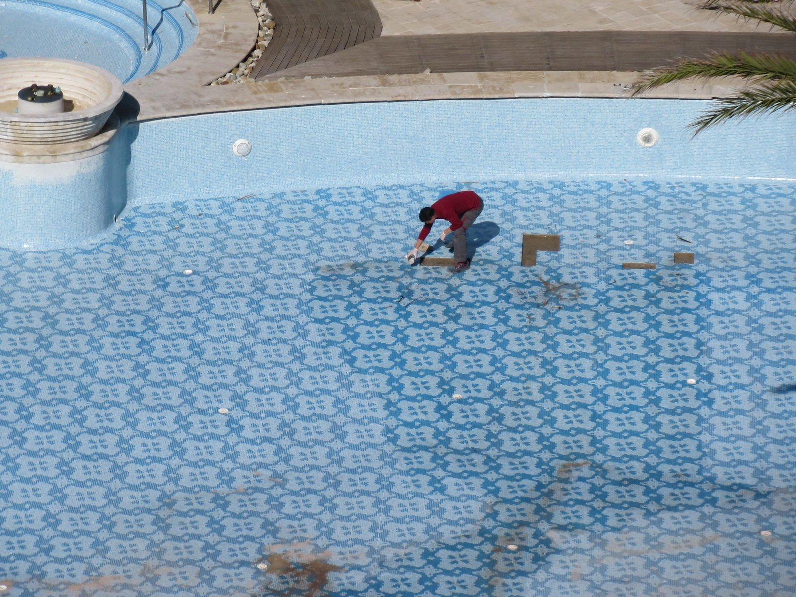 Carrelage en marbre bleu pour une piscine