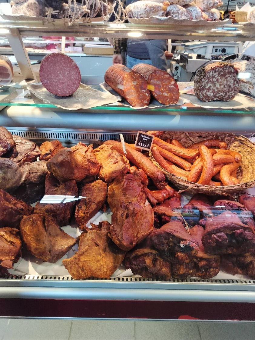 Charcuterie avec une variété de viandes fumées et séchées photo gratuite