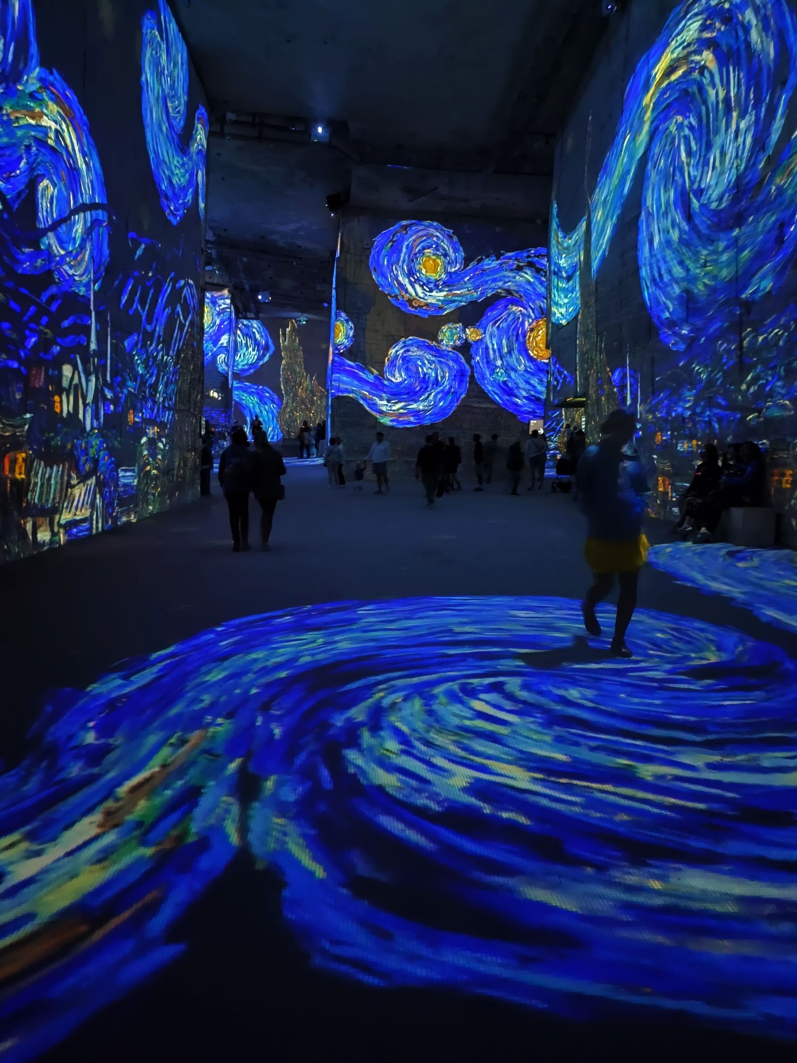 Les carrières de lumières, un centre d'art numérique et immersif situé aux Baux-de-Provence, dans le sud de la France, photo gratuite