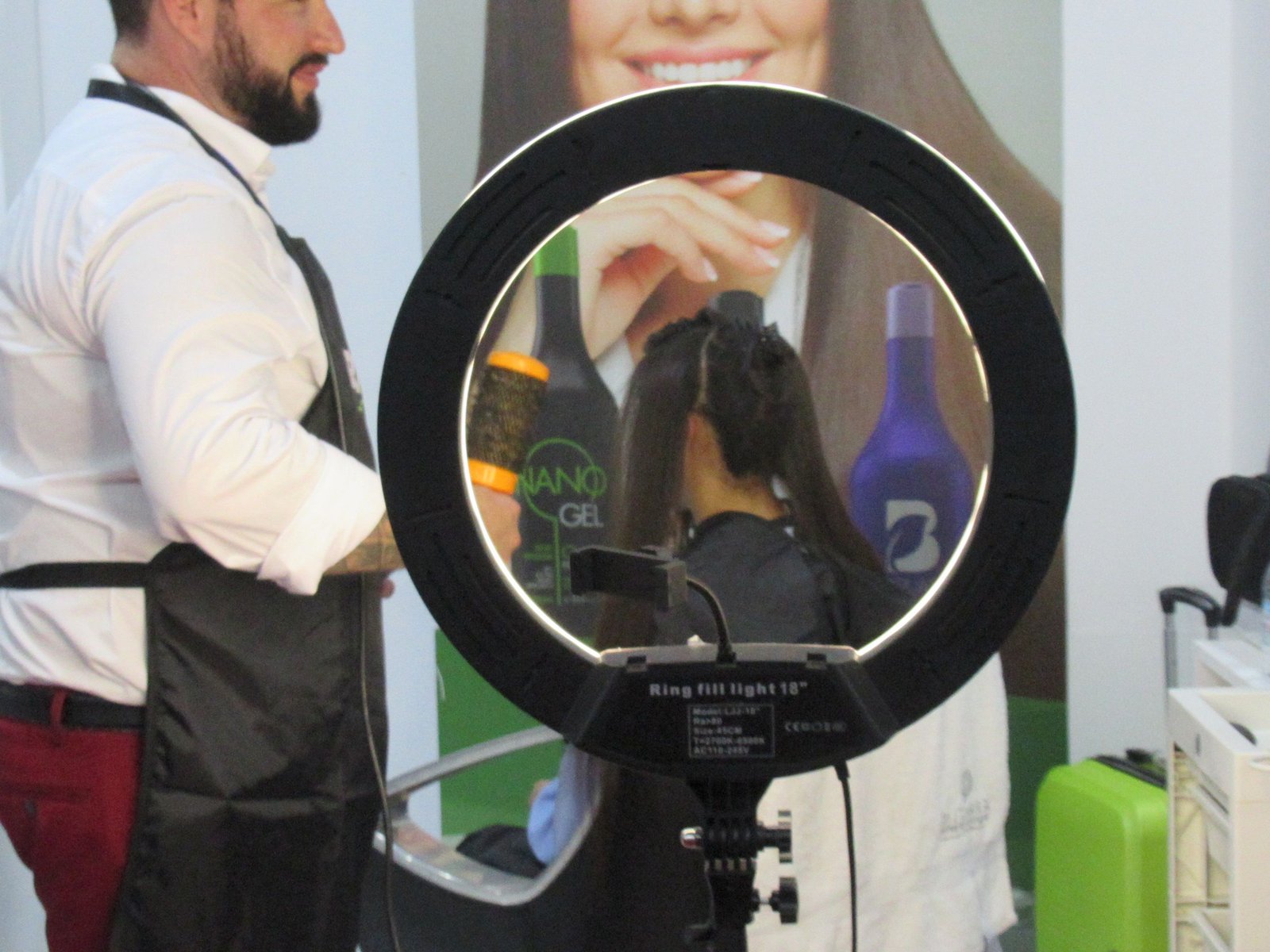 Ring light éclairant une femme dans un salon de beauté