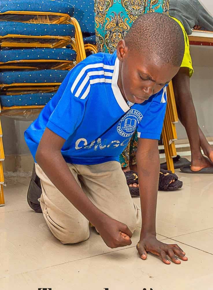 Jeune en prière à genoux photo gratuite