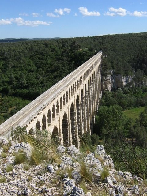 Aqueduc entouré des falaises et forêts photo gratuite