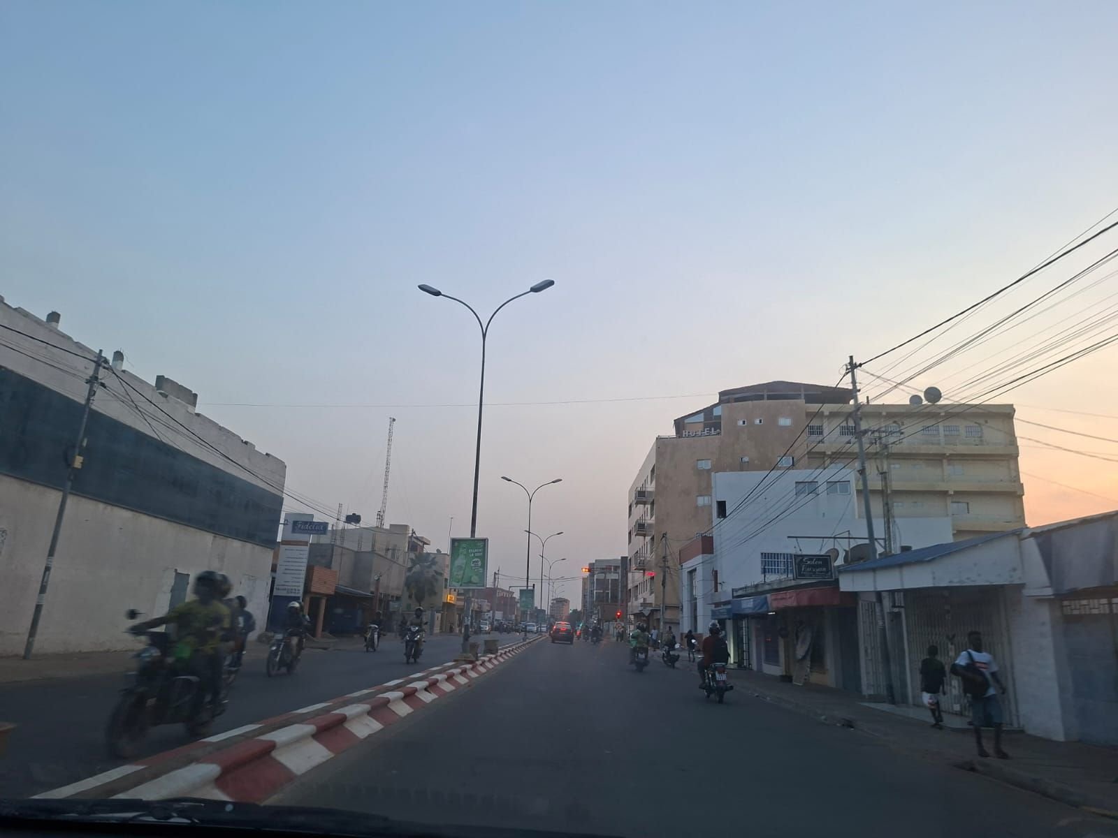 Scène de rue animée, des motos, photo gratuite