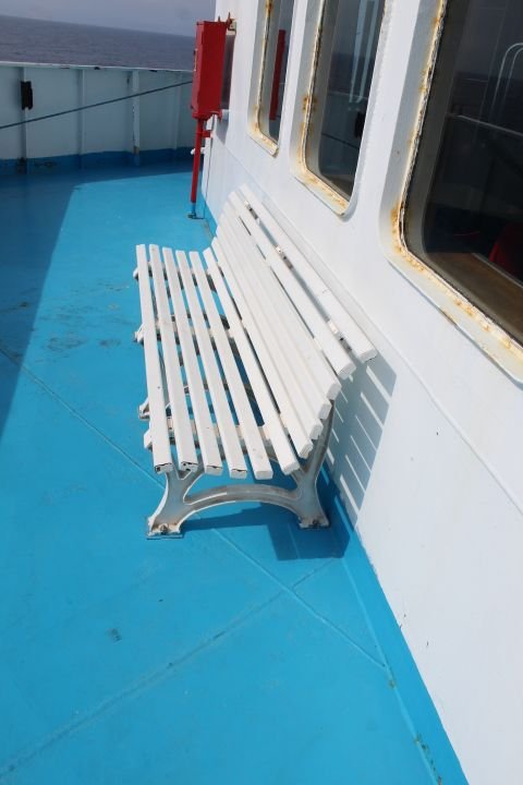 Banc blanc sur un bateau photo gratuite