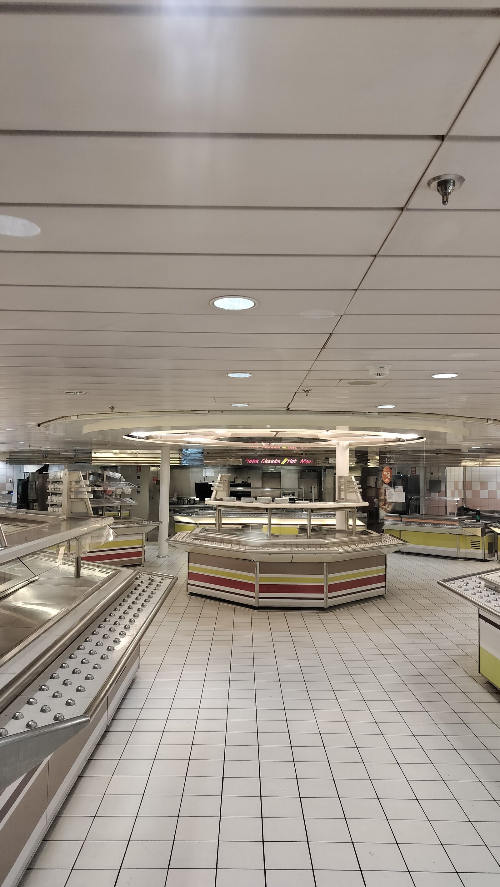 Intérieur d'un restaurant à bord d'un navire de croisière, photo gratuite