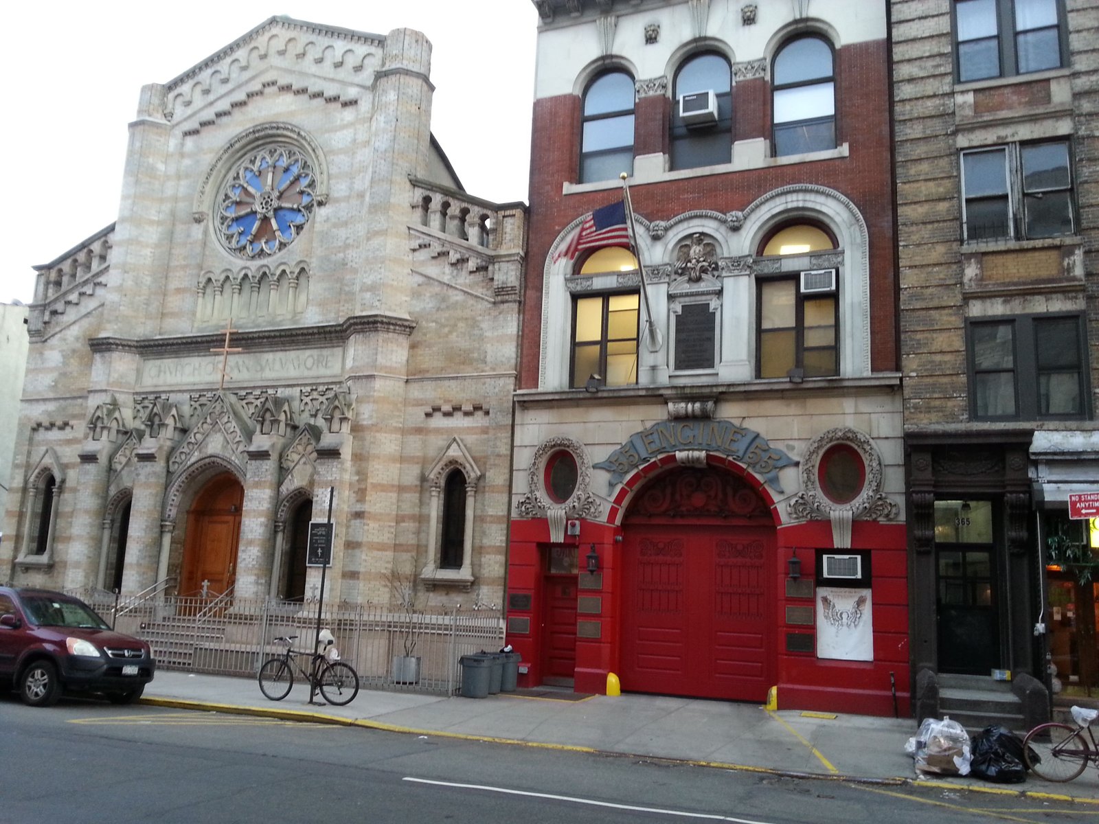 Eglise Orsan Salvator et centre de pompiers à New-York, Etats-Unis