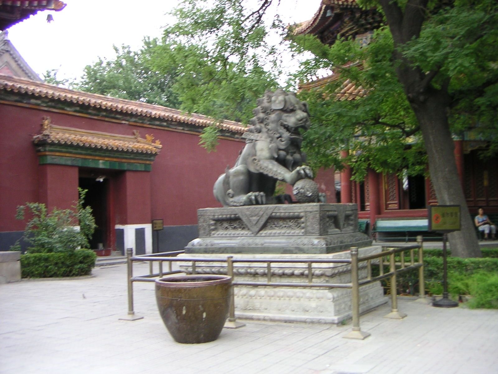 Statue de Lion traditionnel au temple de yonghe en Chine, Asie photo gratuite