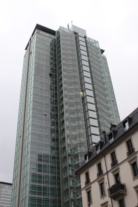 Immeuble en vitrine de plusieurs étages dans la ville de Milan Lombardie en Italie photo gratuite