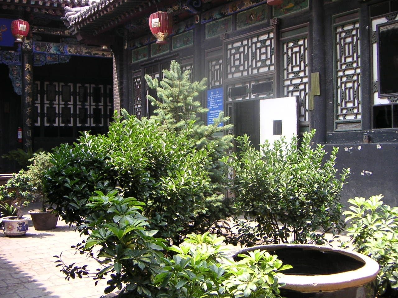 Pot de fleur dans la cour du temple, Chine, Asie photo gratuite