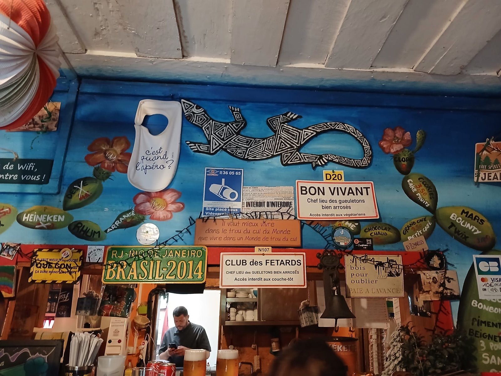 Un bar décoré de manière originale avec de nombreuses plaques, photo gratuite