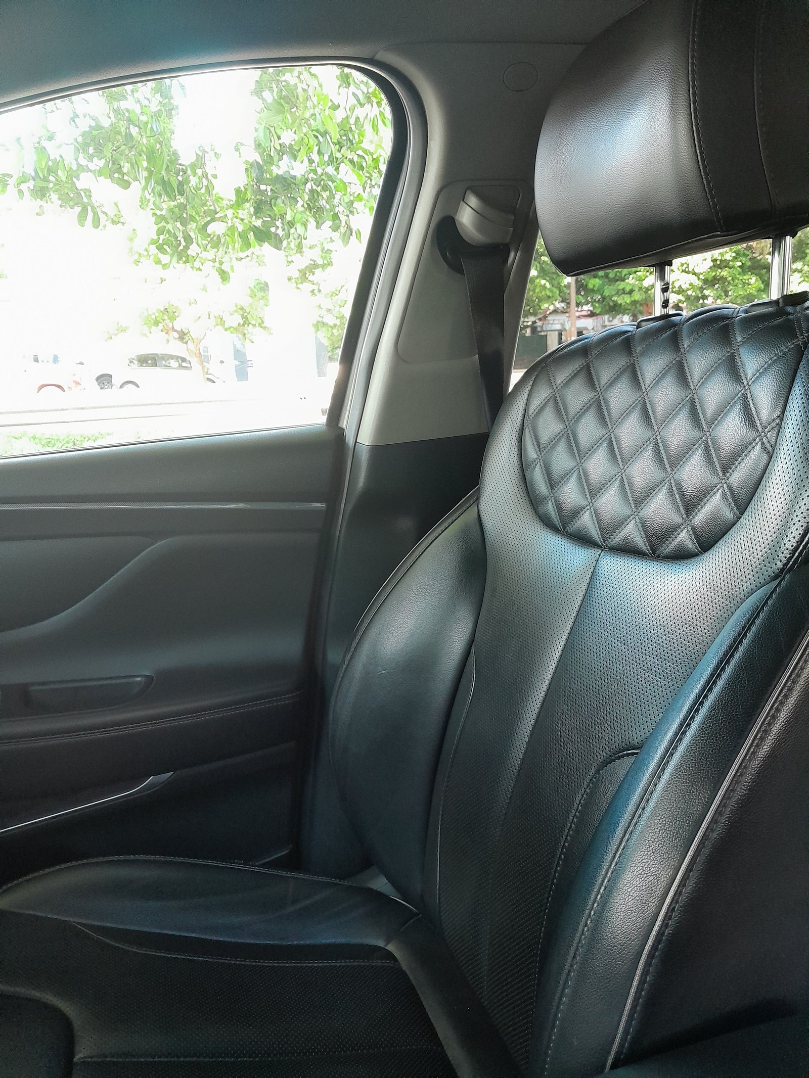 Siège en cuir noir à l'intérieur d'une voiture de luxe photo gratuite