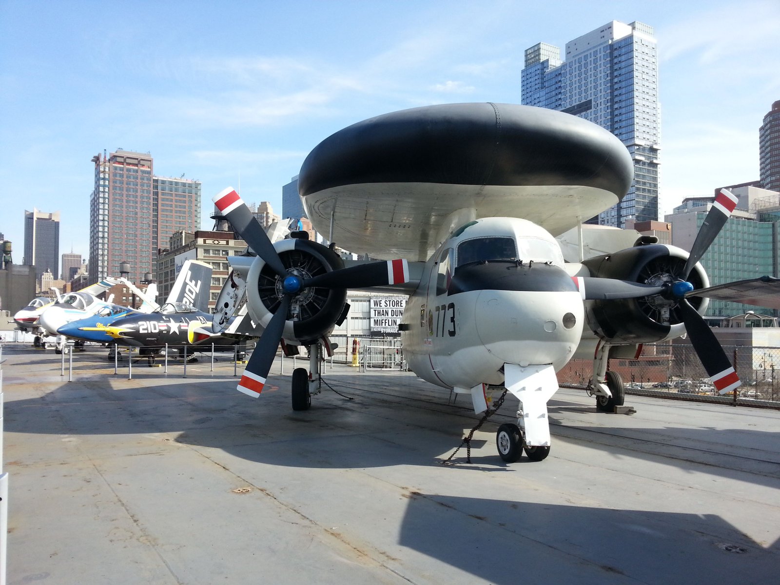 Des avions militaires sur la plate-forme de la mer intrépide d'USS, musée d'espace aérien, New York, Etats-Unis, porte-avion, photo gratuite