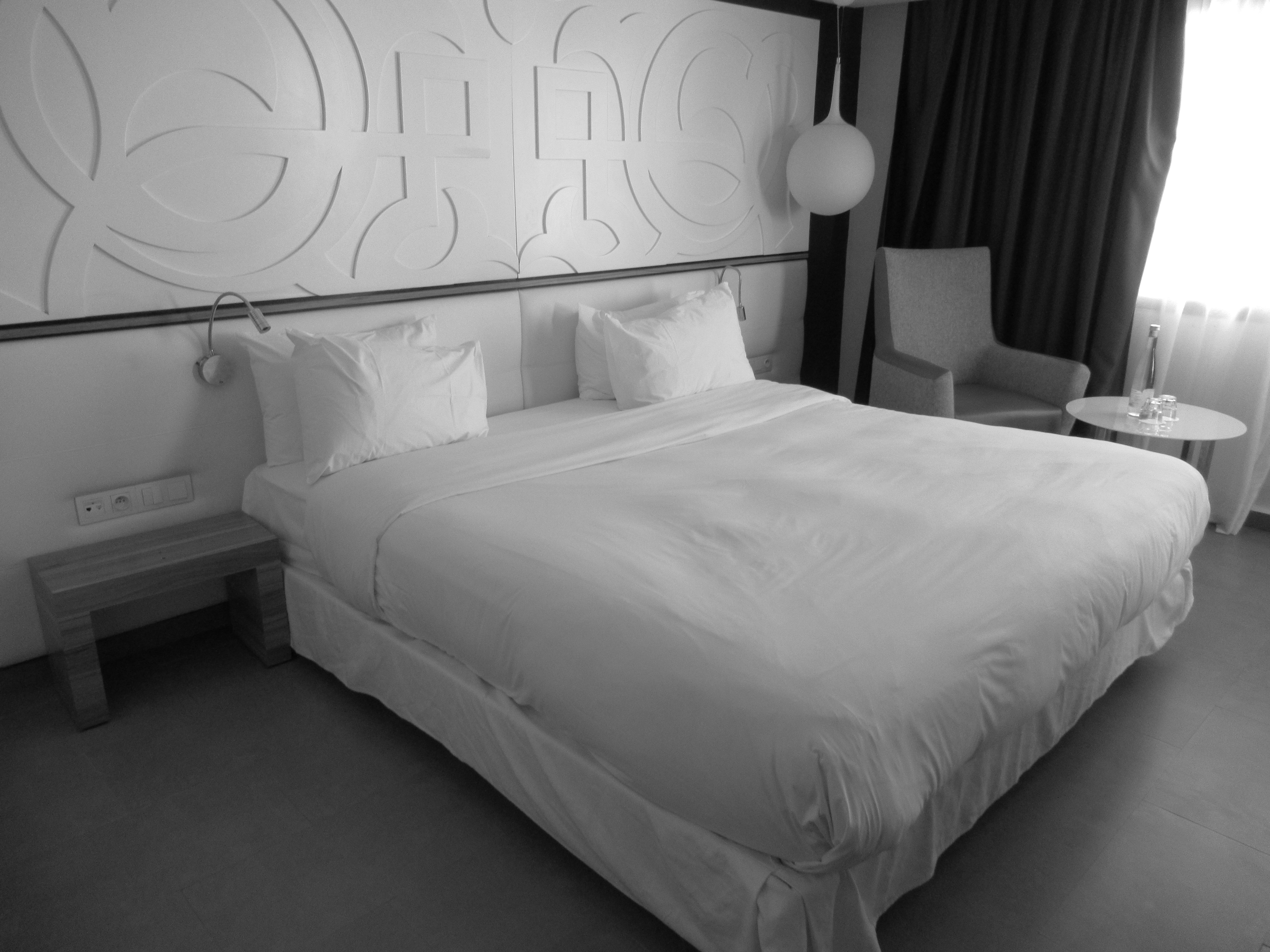 Grand lit dans une chambre d'hôtel