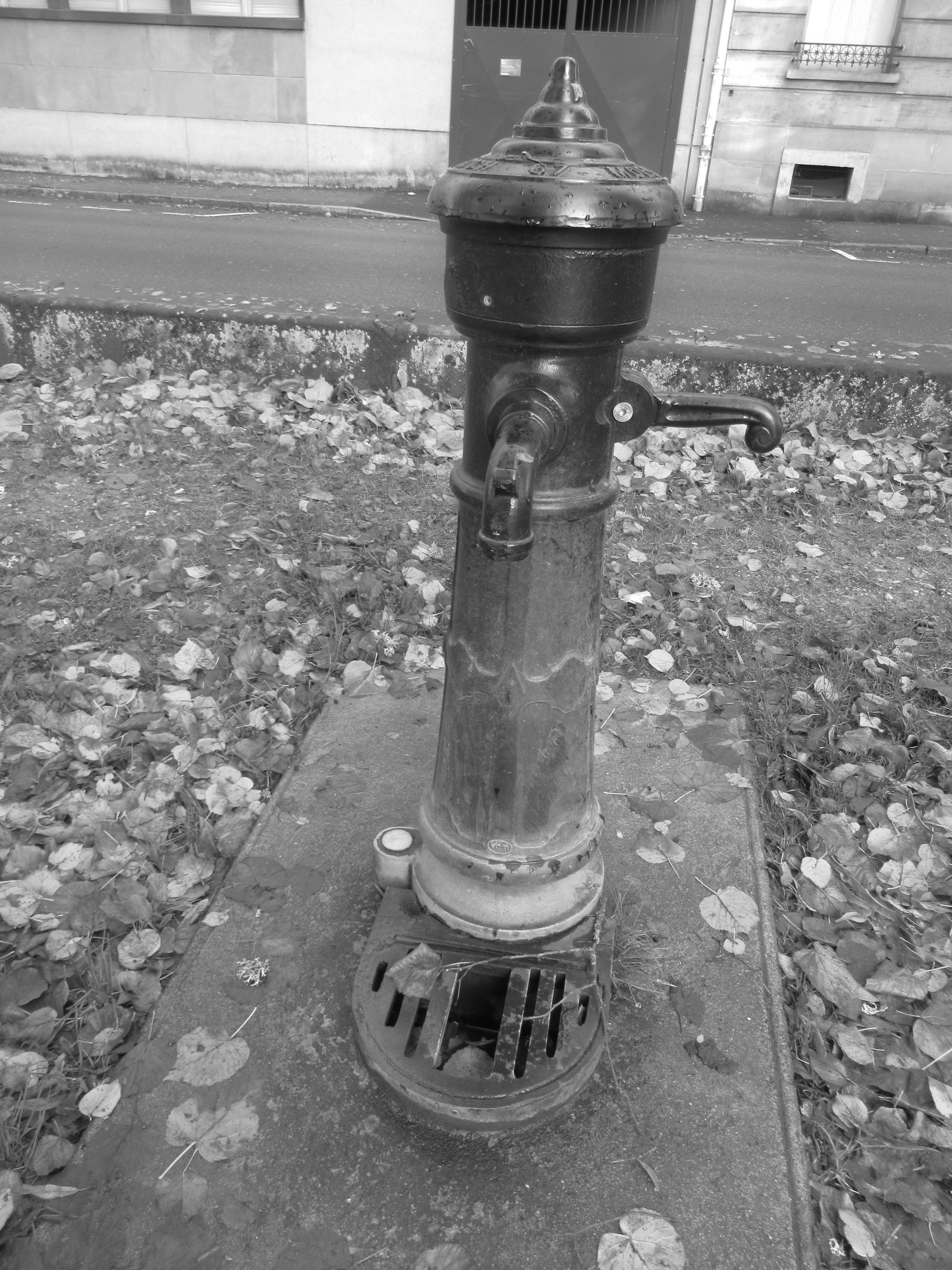 Borne-fontaine Bayard dans une rue