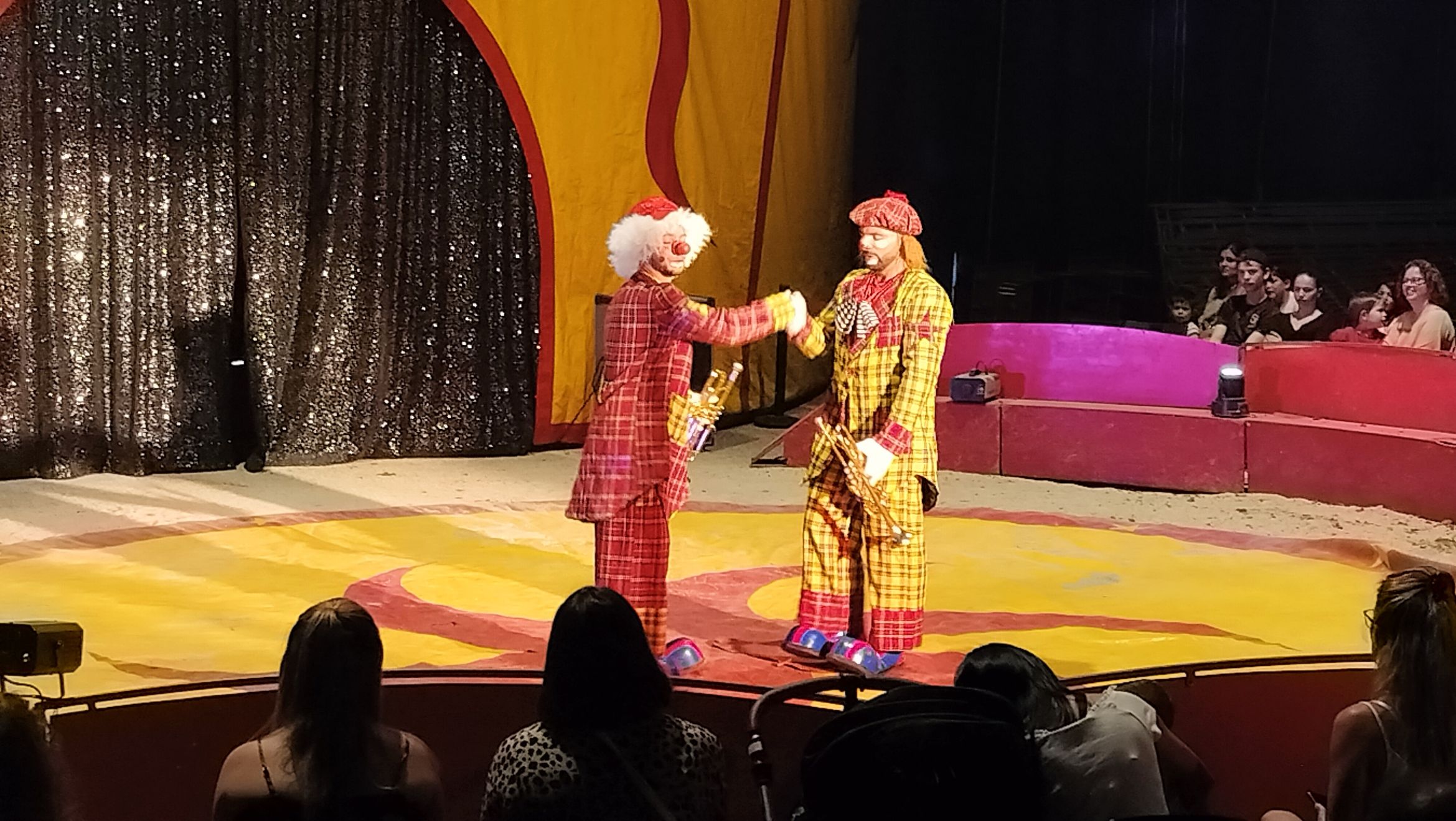 Deux clowns avec trompette